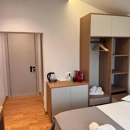 Izi Boutique * تيرانا